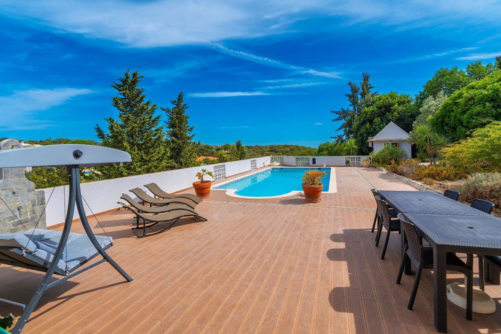 Single storey villa with 4 ensuite bedrooms nestled in the hills of Santa Bárbara de Nexe 3360883770