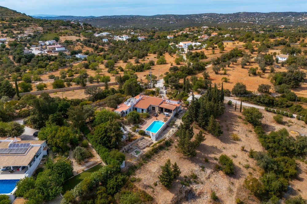 Single storey villa with 4 ensuite bedrooms nestled in the hills of Santa Bárbara de Nexe 3360883770