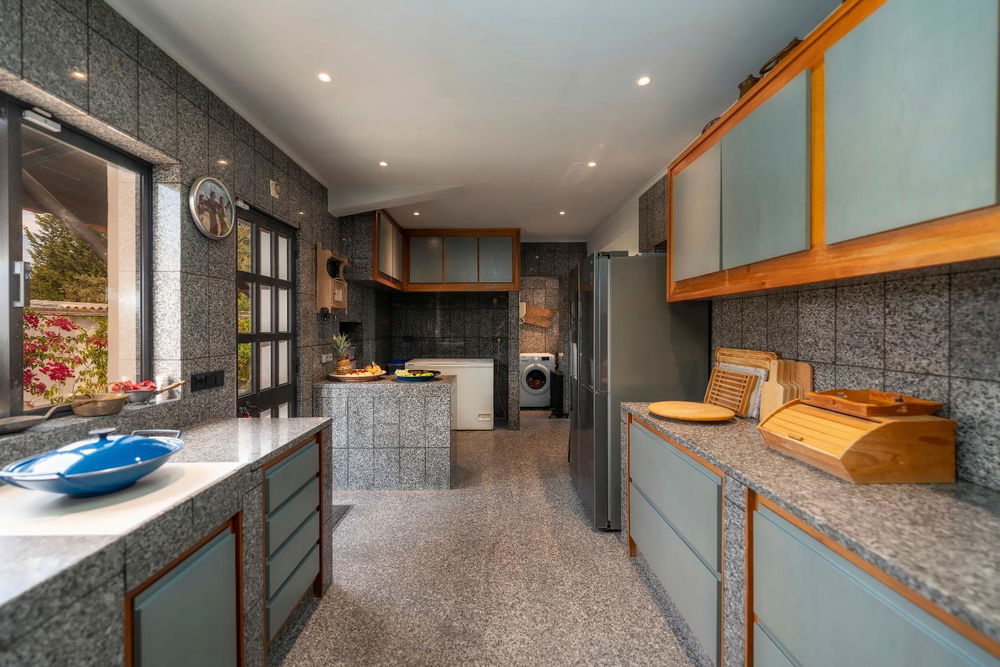 Single storey villa with 4 ensuite bedrooms nestled in the hills of Santa Bárbara de Nexe 3360883770