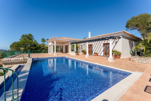 An Exceptional Opportunity to Own a Beautiful Villa in Quinta das Raposeiras in Santa Barbara de Nexe; one of the most beautiful sea views in the area. 2378716193
