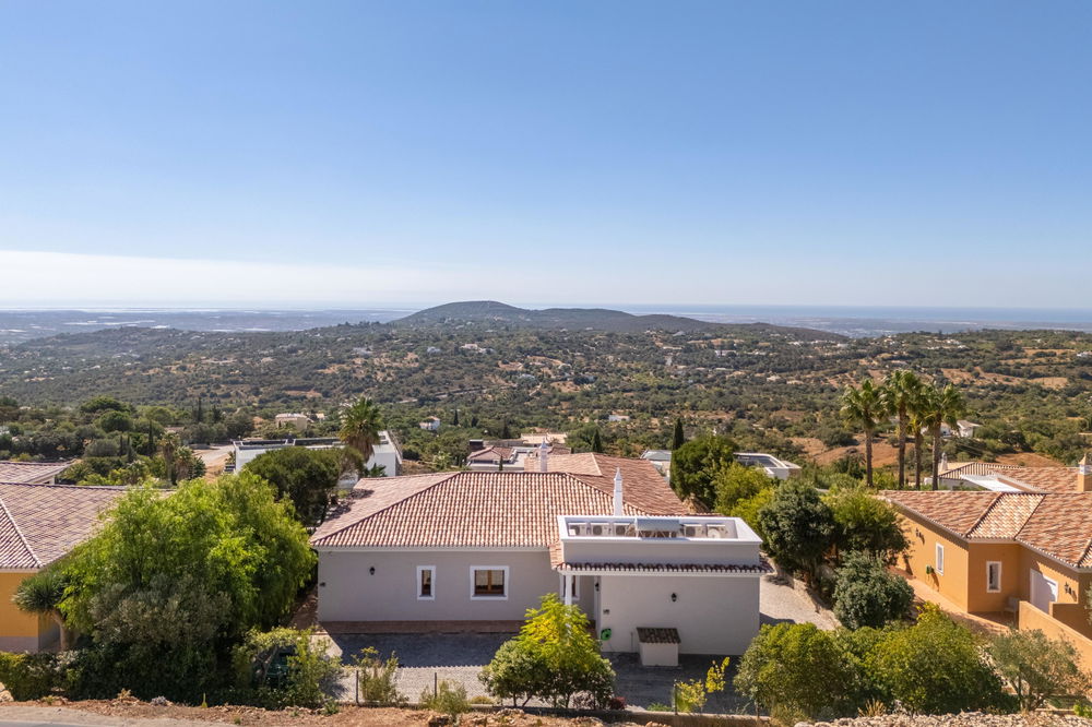 An Exceptional Opportunity to Own a Beautiful Villa in Quinta das Raposeiras in Santa Barbara de Nexe; one of the most beautiful sea views in the area. 2378716193