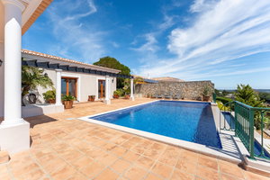 An Exceptional Opportunity to Own a Beautiful Villa in Quinta das Raposeiras in Santa Barbara de Nexe; one of the most beautiful sea views in the area. 2378716193