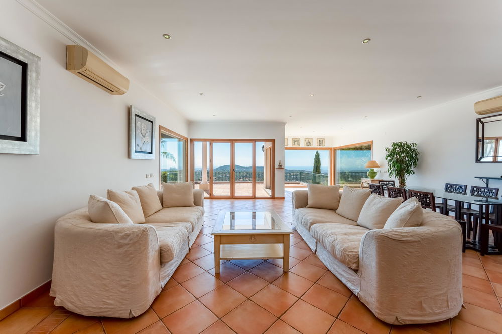 An Exceptional Opportunity to Own a Beautiful Villa in Quinta das Raposeiras in Santa Barbara de Nexe; one of the most beautiful sea views in the area. 2378716193