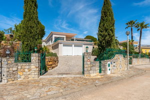 An Exceptional Opportunity to Own a Beautiful Villa in Quinta das Raposeiras in Santa Barbara de Nexe; one of the most beautiful sea views in the area. 2378716193