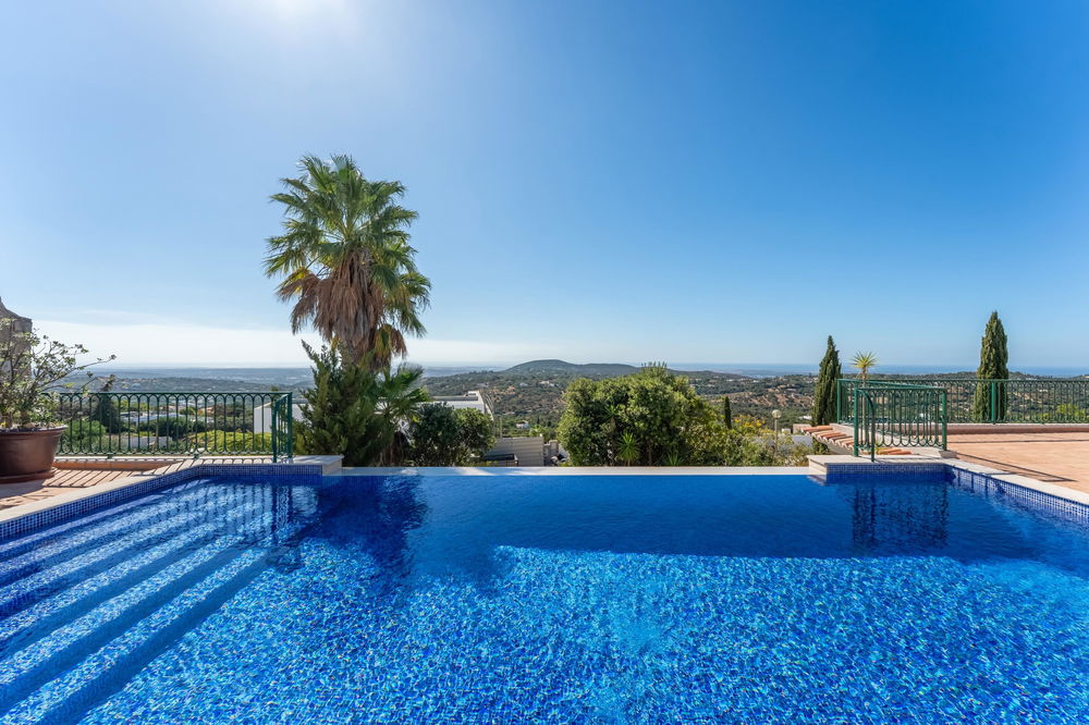 An Exceptional Opportunity to Own a Beautiful Villa in Quinta das Raposeiras in Santa Barbara de Nexe; one of the most beautiful sea views in the area. 2378716193