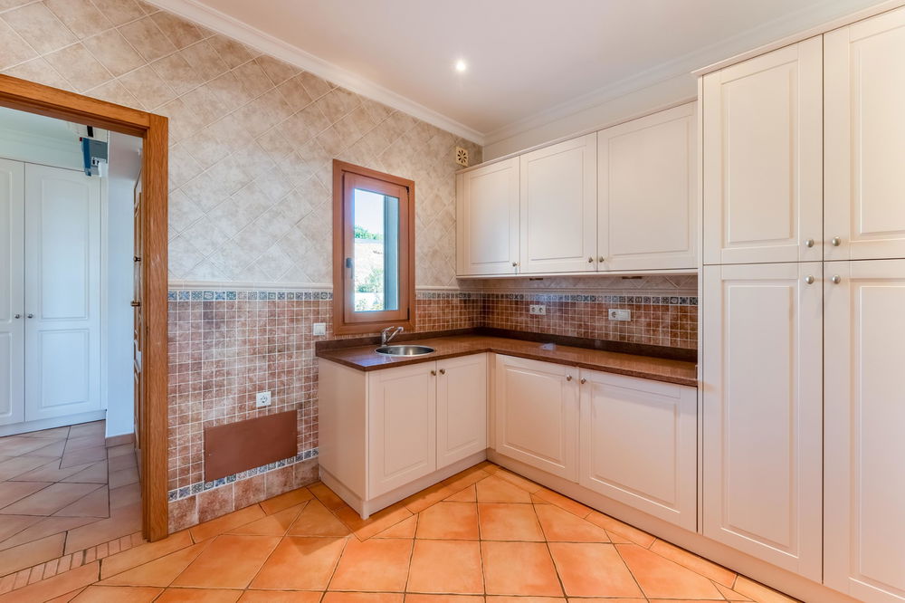 An Exceptional Opportunity to Own a Beautiful Villa in Quinta das Raposeiras in Santa Barbara de Nexe; one of the most beautiful sea views in the area. 2378716193