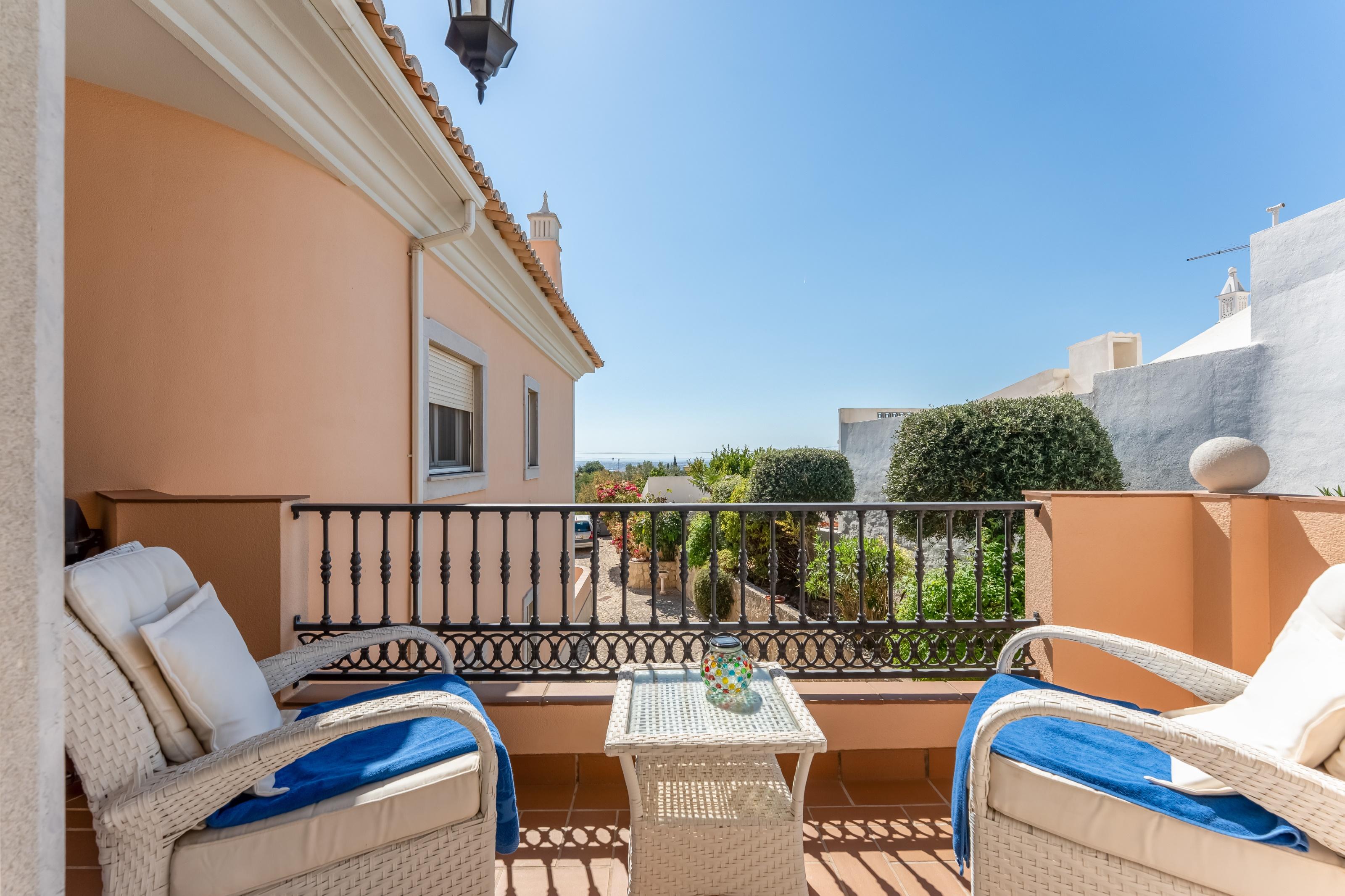 Charming T3 apartment in the heart of Santa Barbara de Nexe offering a cozy retreat with easy access to all amenities - the perfect place to relax and enjoy life