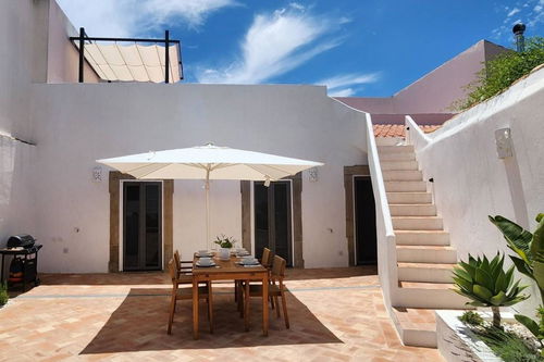 Charmingly renovated townhouse right in the historical heart of São Brás de Alportel 240824848