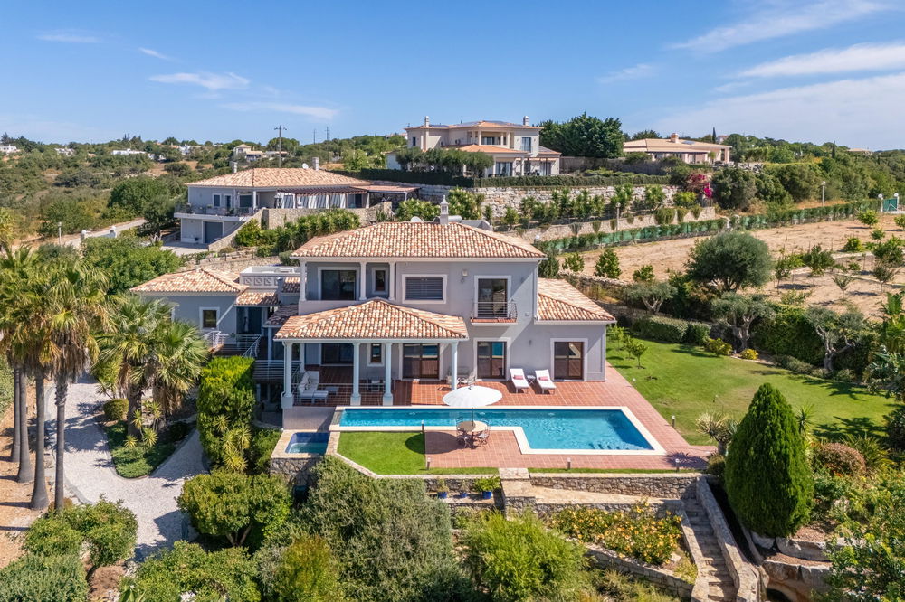 Exceptional 5 bedroom villa in Santa Barbara de Nexe: A Blend of Luxury, Privacy, and Nature 3696208998