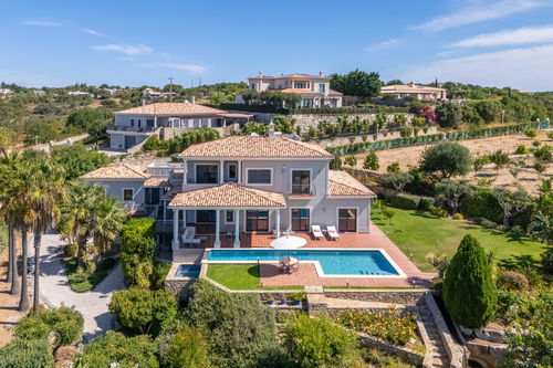 Exceptional 5 bedroom villa in Santa Barbara de Nexe: A Blend of Luxury, Privacy, and Nature 3696208998