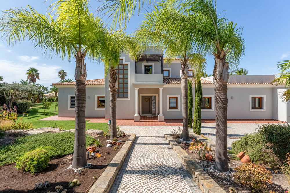 Exceptional 5 bedroom villa in Santa Barbara de Nexe: A Blend of Luxury, Privacy, and Nature 3696208998