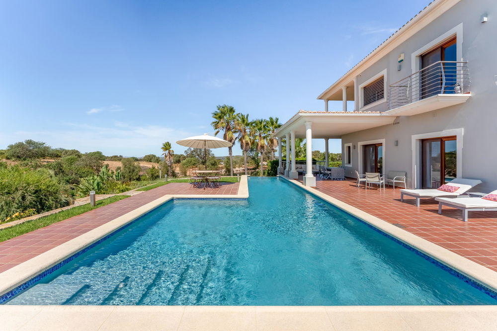 Exceptional 5 bedroom villa in Santa Barbara de Nexe: A Blend of Luxury, Privacy, and Nature 3696208998