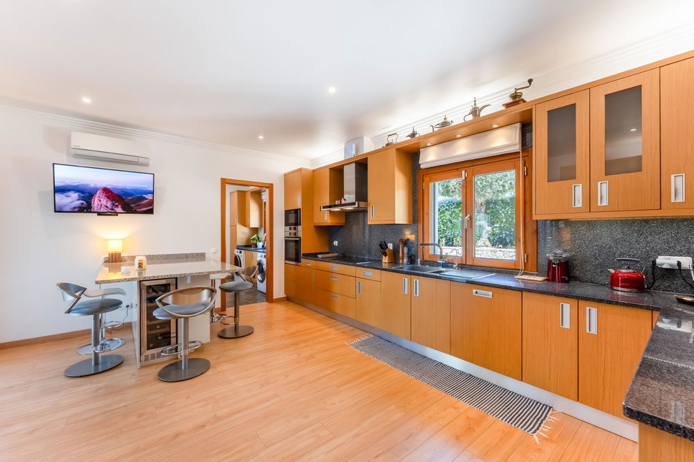 Exceptional 5 bedroom villa in Santa Barbara de Nexe: A Blend of Luxury, Privacy, and Nature 3696208998