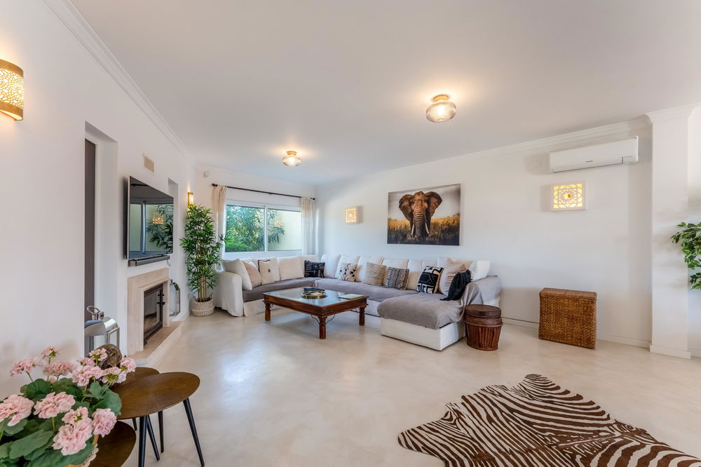 Beautiful 3-Façade Townhouse with Pool Access and Modern Comforts in Almancil 2261410077