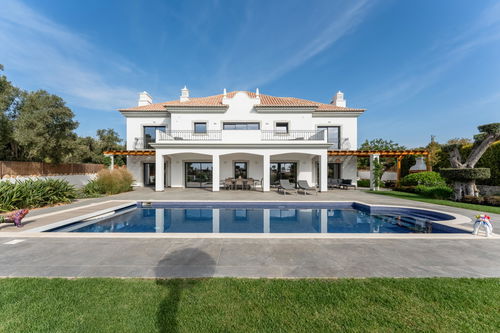 An elegant five-bedroom family home that perfectly blends modern luxury with timeless comfort, right in the heart of Santa Bárbara de Nexe 1083194832