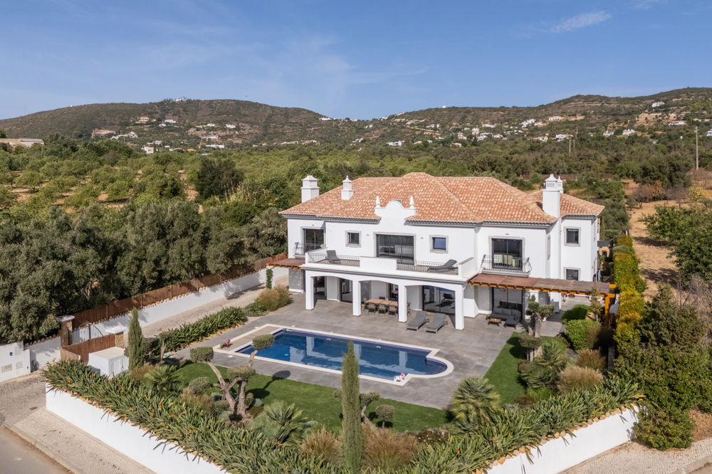 An elegant five-bedroom family home that perfectly blends modern luxury with timeless comfort, right in the heart of Santa Bárbara de Nexe 1083194832