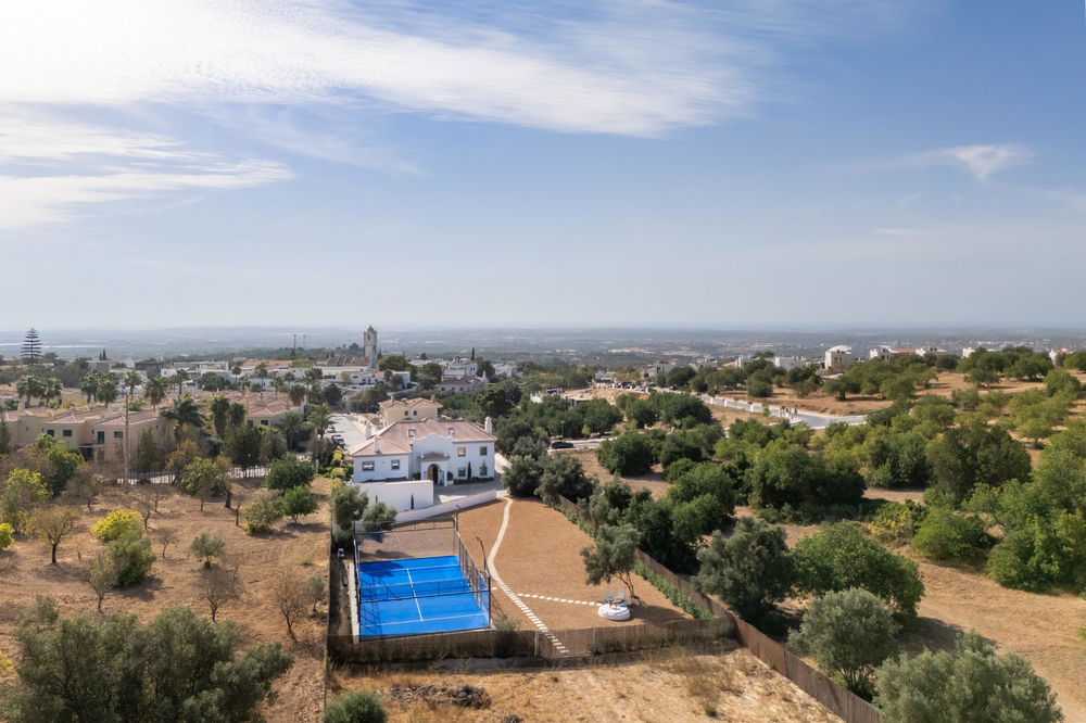 An elegant five-bedroom family home that perfectly blends modern luxury with timeless comfort, right in the heart of Santa Bárbara de Nexe 1083194832