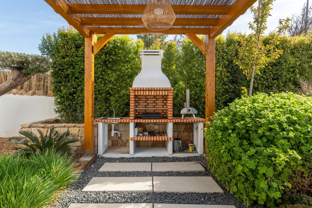 An elegant five-bedroom family home that perfectly blends modern luxury with timeless comfort, right in the heart of Santa Bárbara de Nexe 1083194832