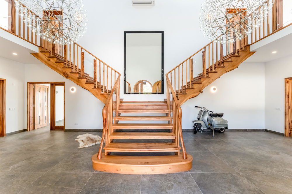 An elegant five-bedroom family home that perfectly blends modern luxury with timeless comfort, right in the heart of Santa Bárbara de Nexe 1083194832