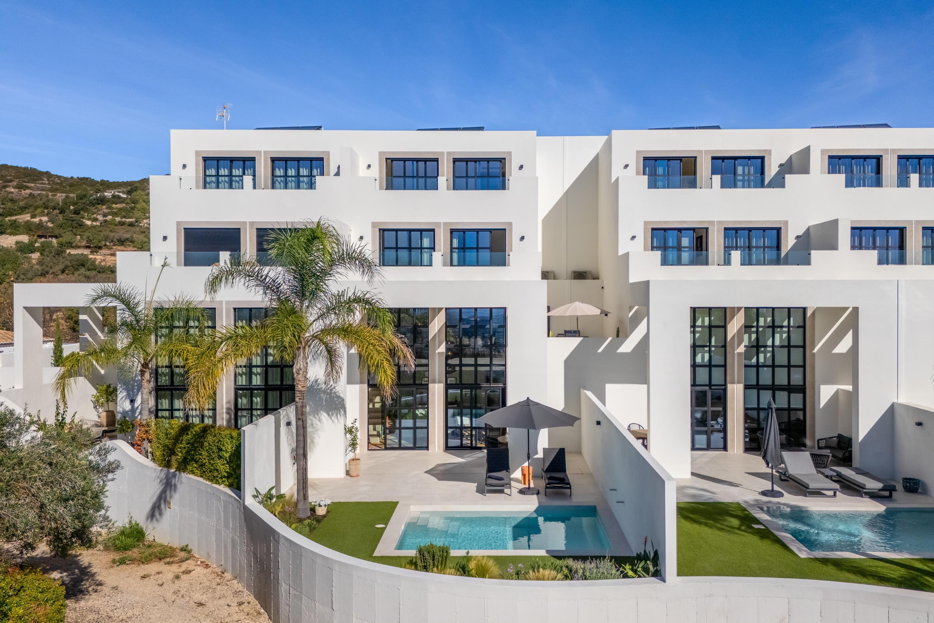 Nestled in the tranquil hills of Santa Bárbara; a contempory villa designed by renowned architect Jutta Hoehn offers a panoramic views of both the Algarve coastline and the surrounding countryside
