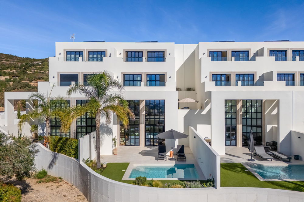 Nestled in the tranquil hills of Santa Bárbara; a contempory villa designed by renowned architect Jutta Hoehn offers a panoramic views of both the Algarve coastline and the surrounding countryside 622663991