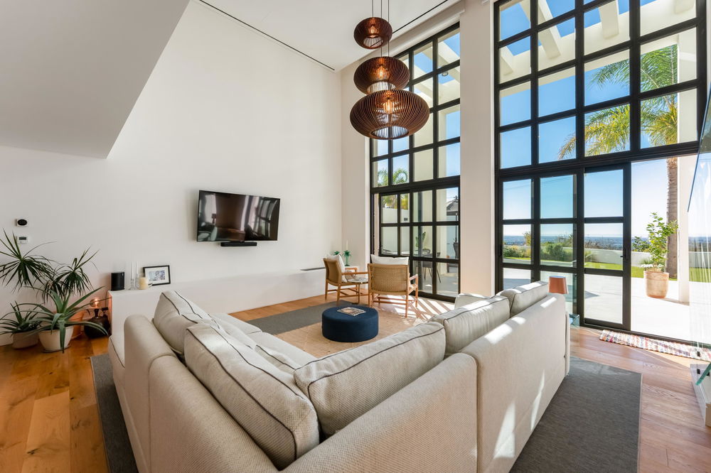 Nestled in the tranquil hills of Santa Bárbara; a contempory villa designed by renowned architect Jutta Hoehn offers a panoramic views of both the Algarve coastline and the surrounding countryside 622663991