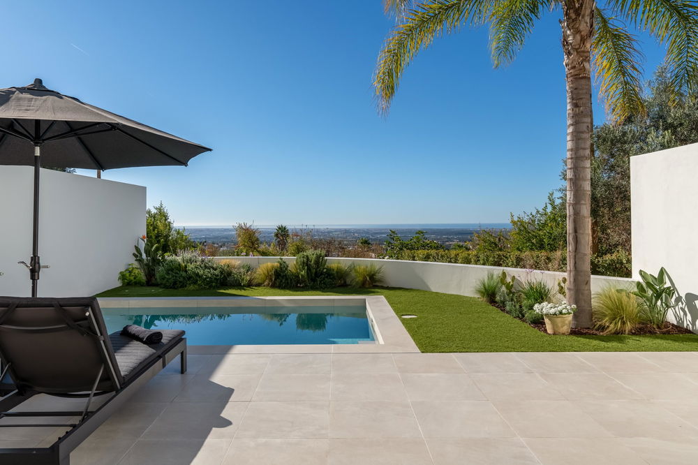 Nestled in the tranquil hills of Santa Bárbara; a contempory villa designed by renowned architect Jutta Hoehn offers a panoramic views of both the Algarve coastline and the surrounding countryside 622663991