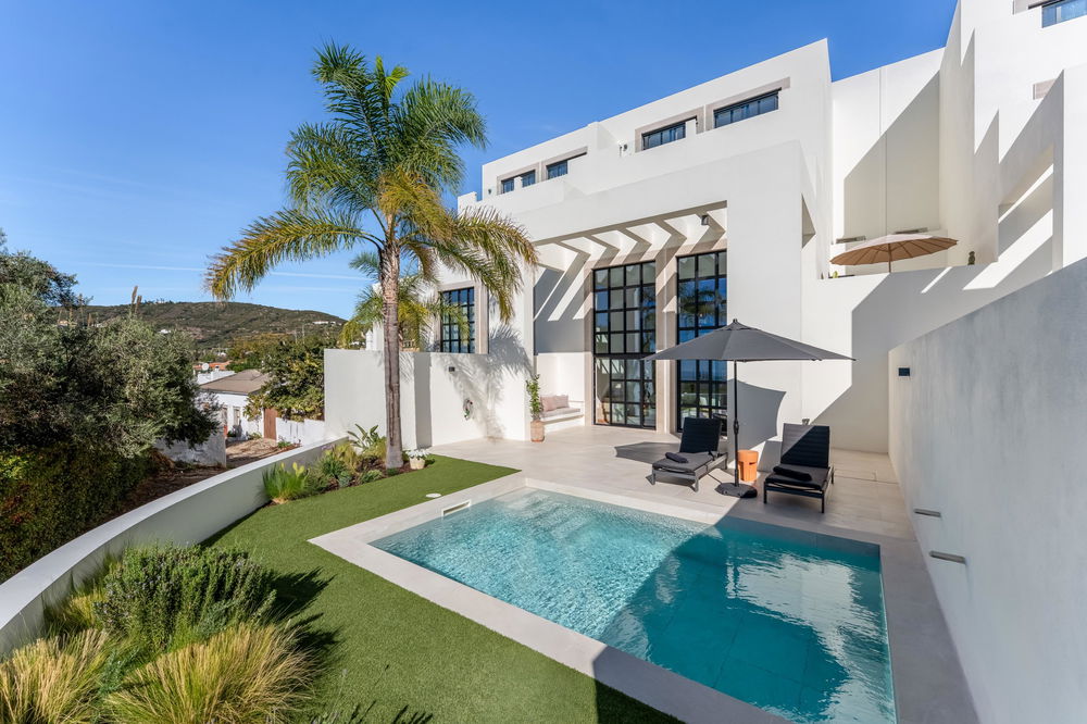 Nestled in the tranquil hills of Santa Bárbara; a contempory villa designed by renowned architect Jutta Hoehn offers a panoramic views of both the Algarve coastline and the surrounding countryside 622663991