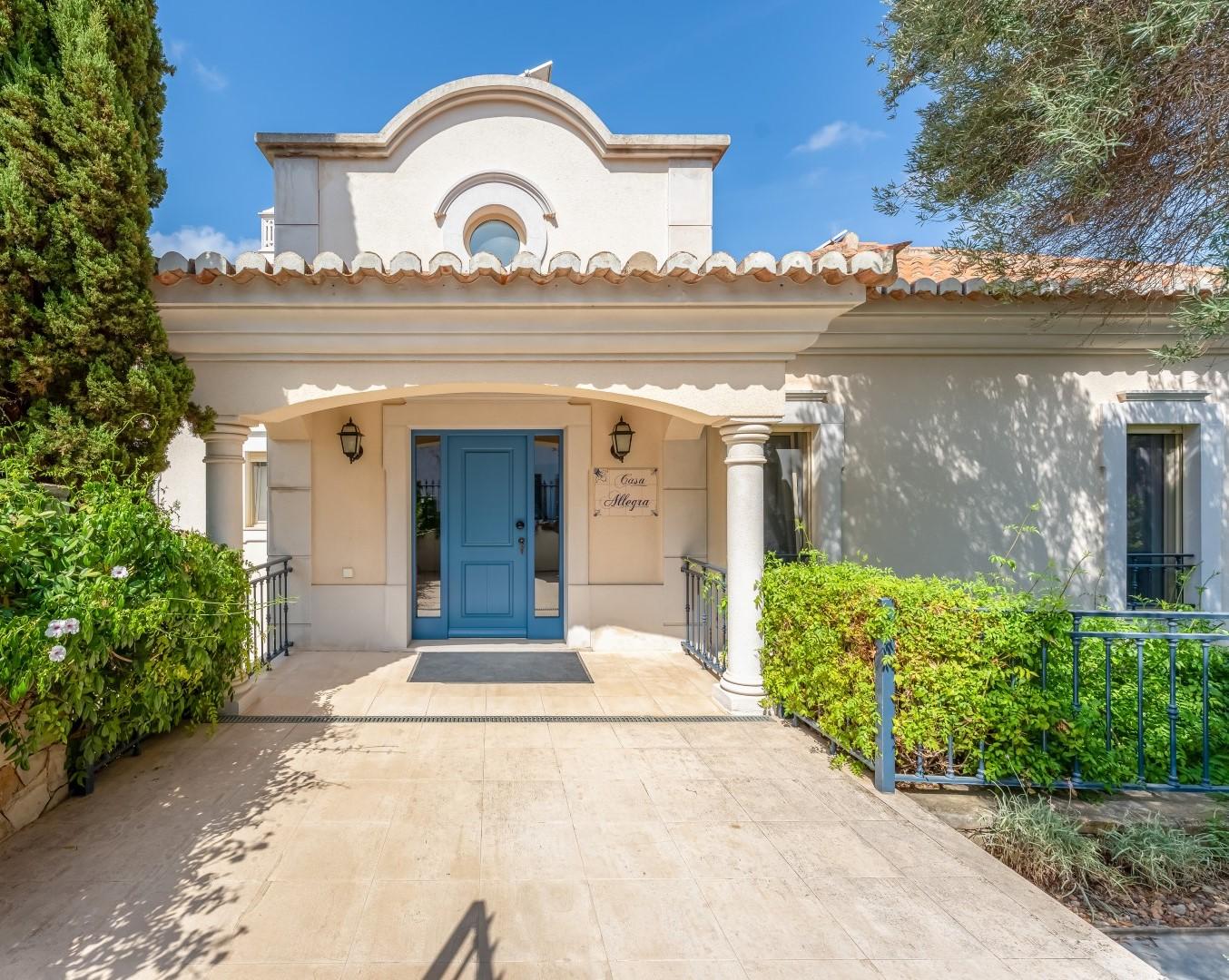 Elegant 5-Bedroom villa with pool in the heart of Santa Barbara de Nexe