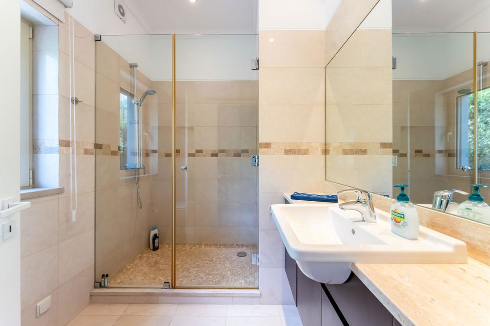 Elegant 5-Bedroom villa with pool in the heart of Santa Barbara de Nexe 1834248077