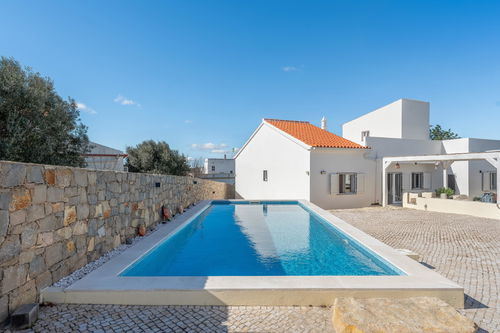 Tasteful 3-bedroom, single-story villa, just minutes from the charming village of Santa Bárbara de Nexe 924398856
