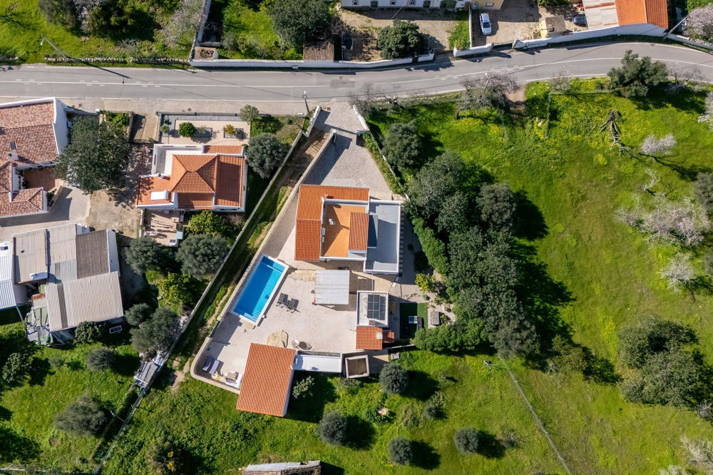 Tasteful 3-bedroom, single-story villa, just minutes from the charming village of Santa Bárbara de Nexe 924398856