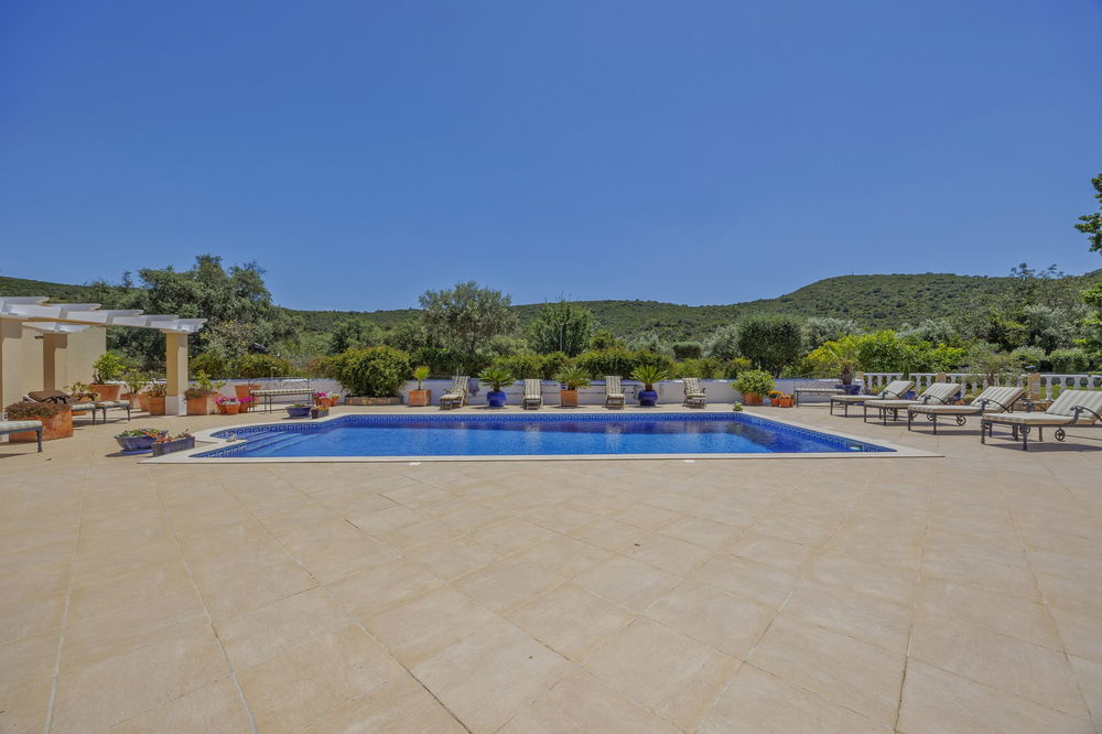 Luxury 4-bedroom single-storey villa in Santa Bárbara de Nexe 2277366367