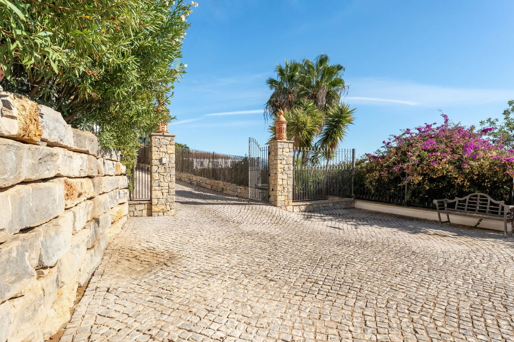 3 bedroom villa with genuine character and elegance, with sea views, a swimming pool and with a lot of privacy in Santa Barbara de Nexe 2908287307