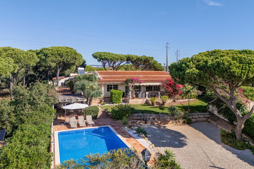 Single-storey 4 bedroom villa in Fonte Santa, offers an inviting blend of rustic charm and modern elegance, swimming pool and quietness. 4223020852