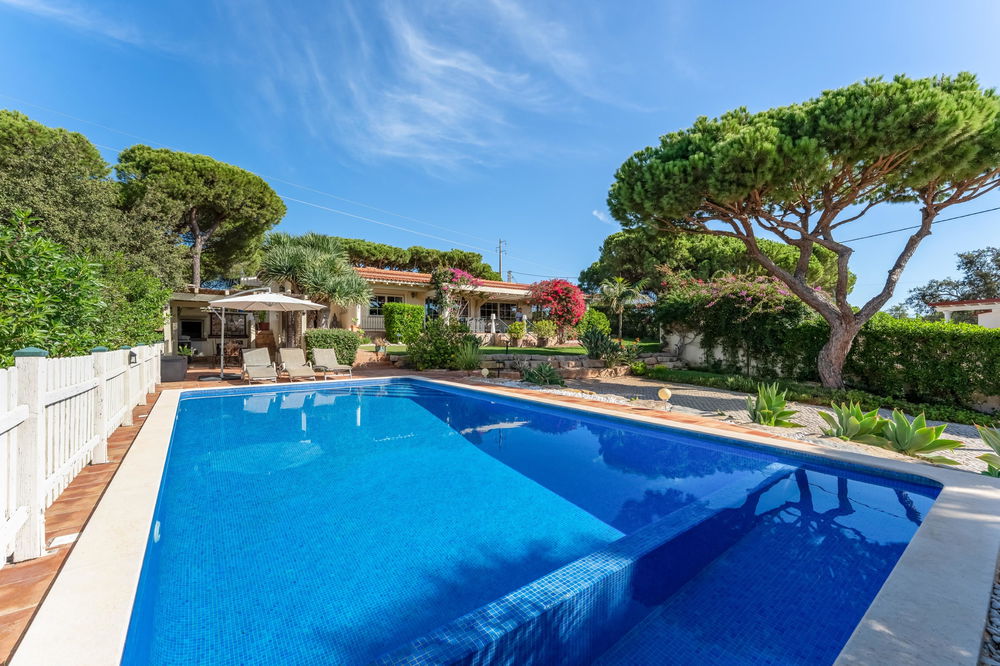 Single-storey 4 bedroom villa in Fonte Santa, offers an inviting blend of rustic charm and modern elegance, swimming pool and quietness. 4223020852