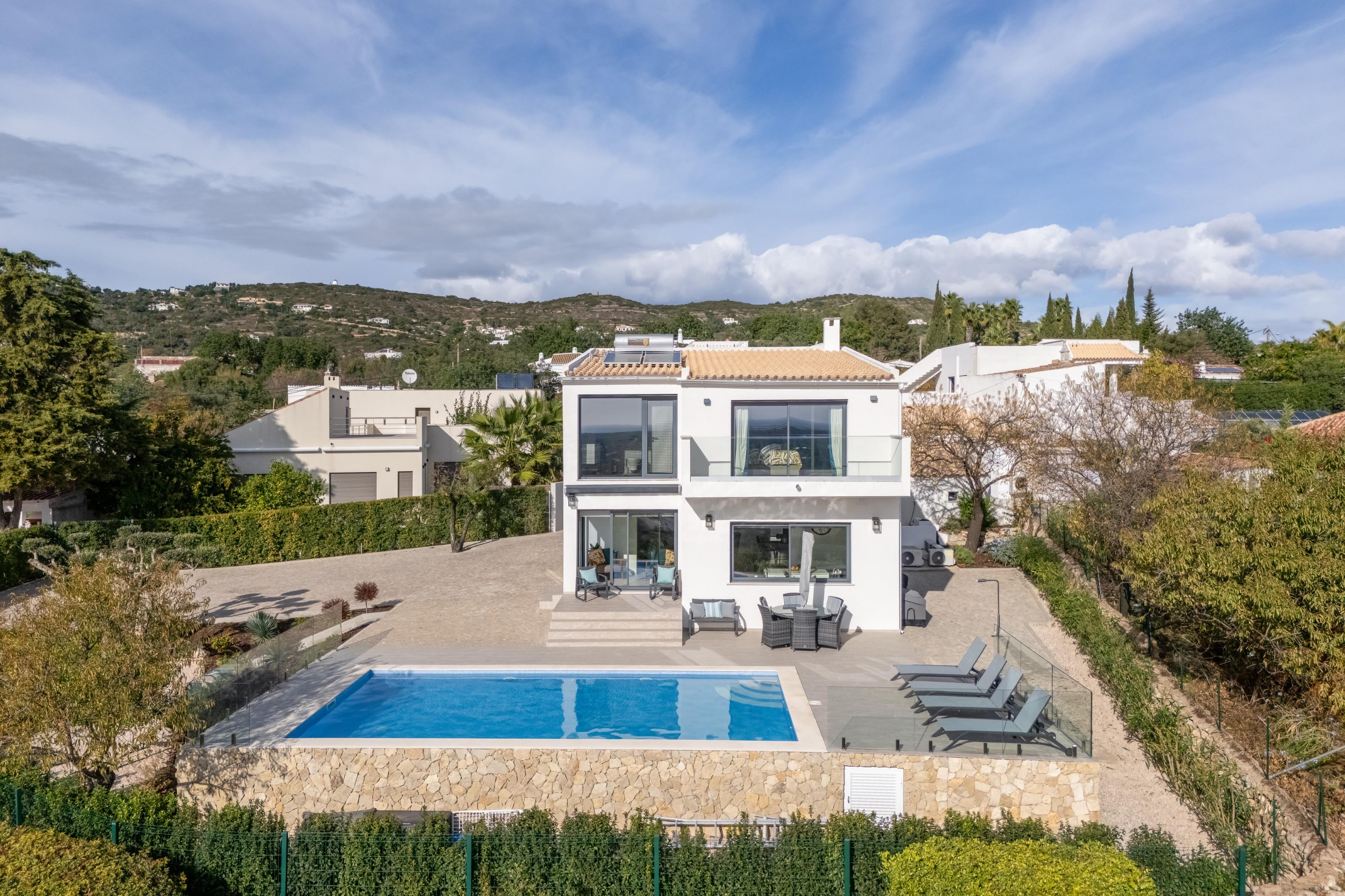 Exceptional fully renovated property of 6 bedrooms en suite in the highly sought-after area of Santa Bárbara de Nexe a 3 bedroom en suite main house and 2 annexes with 3 bedrooms en suite