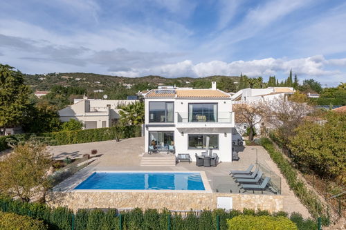 Exceptional, fully renovated property of 6 bedrooms en suite, in the highly sought-after area of Santa Bárbara de Nexe, a 3 bedroom en suite main house and 2 annexes with 3 bedrooms en suite 779070313