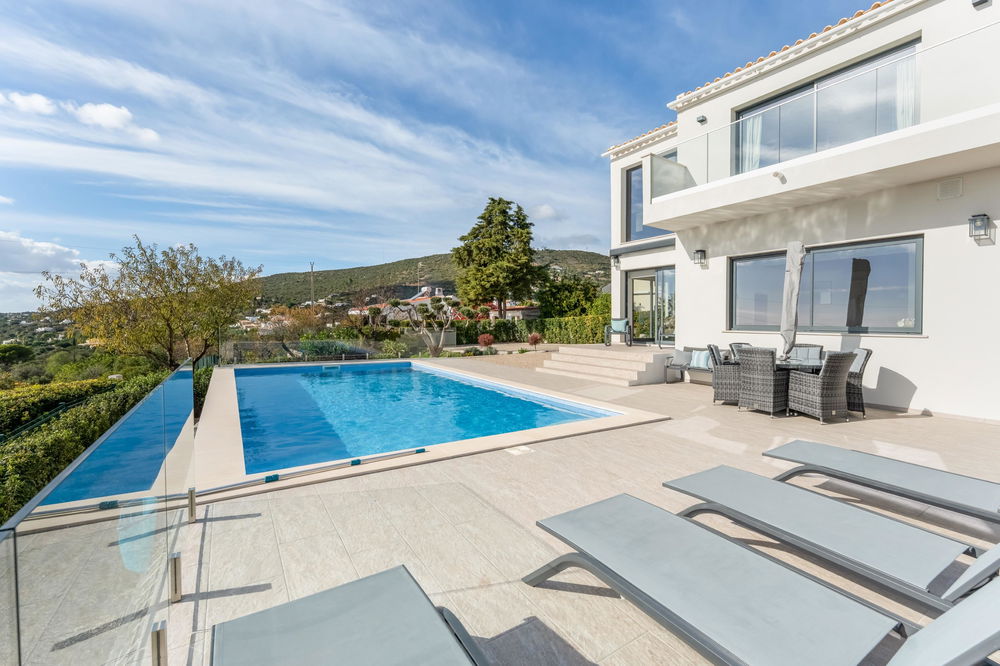 Exceptional, fully renovated property of 6 bedrooms en suite, in the highly sought-after area of Santa Bárbara de Nexe, a 3 bedroom en suite main house and 2 annexes with 3 bedrooms en suite 779070313