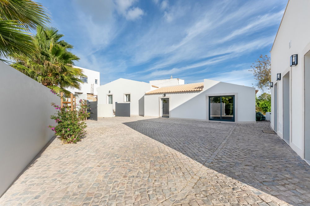 Exceptional, fully renovated property of 6 bedrooms en suite, in the highly sought-after area of Santa Bárbara de Nexe, a 3 bedroom en suite main house and 2 annexes with 3 bedrooms en suite 779070313