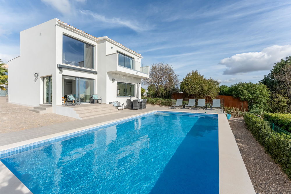 Exceptional, fully renovated property of 6 bedrooms en suite, in the highly sought-after area of Santa Bárbara de Nexe, a 3 bedroom en suite main house and 2 annexes with 3 bedrooms en suite 779070313