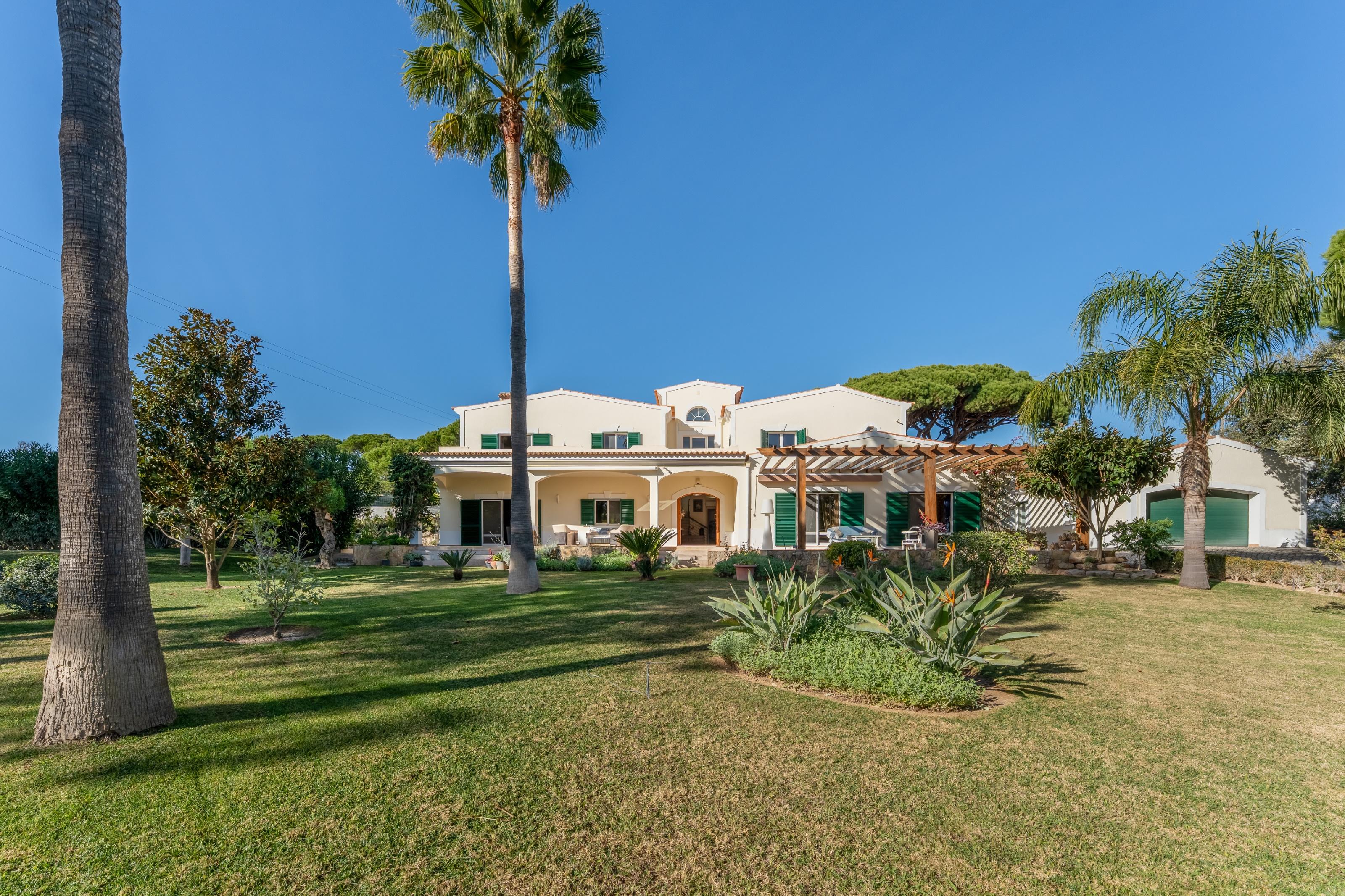 Opportunity : 4 bedroom single-storey villa on a plot of 4890 in Valverde near Quinta do Lago in a quiet area and magical garden