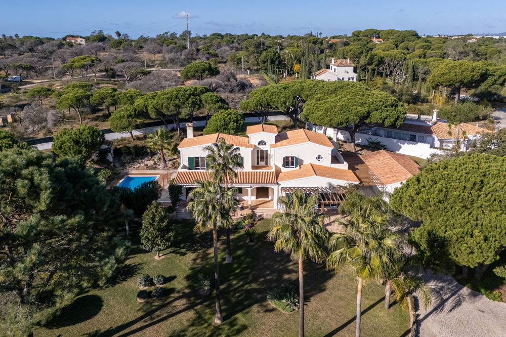 Opportunity : 4 bedroom single-storey villa on a plot of 4890, in Valverde, near Quinta do Lago in a quiet area and magical garden 1675590875