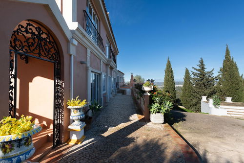 A One-of-a-Kind Villa with Panoramic Views and Timeless Mediterranean Charm 3815512762