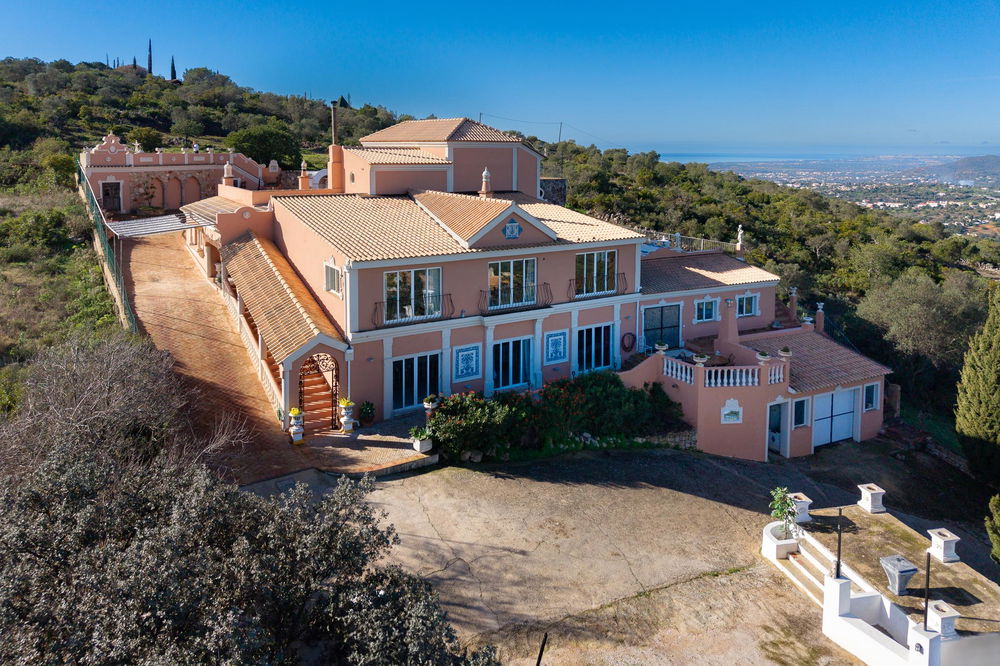 A One-of-a-Kind Villa with Panoramic Views and Timeless Mediterranean Charm 3815512762