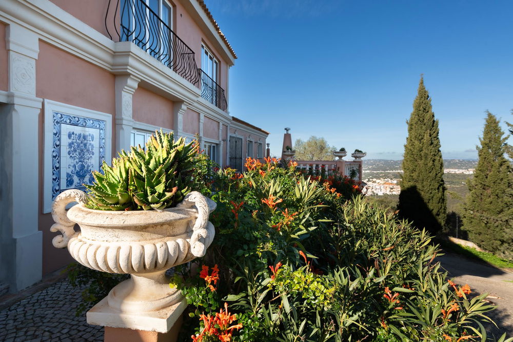 A One-of-a-Kind Villa with Panoramic Views and Timeless Mediterranean Charm 3815512762