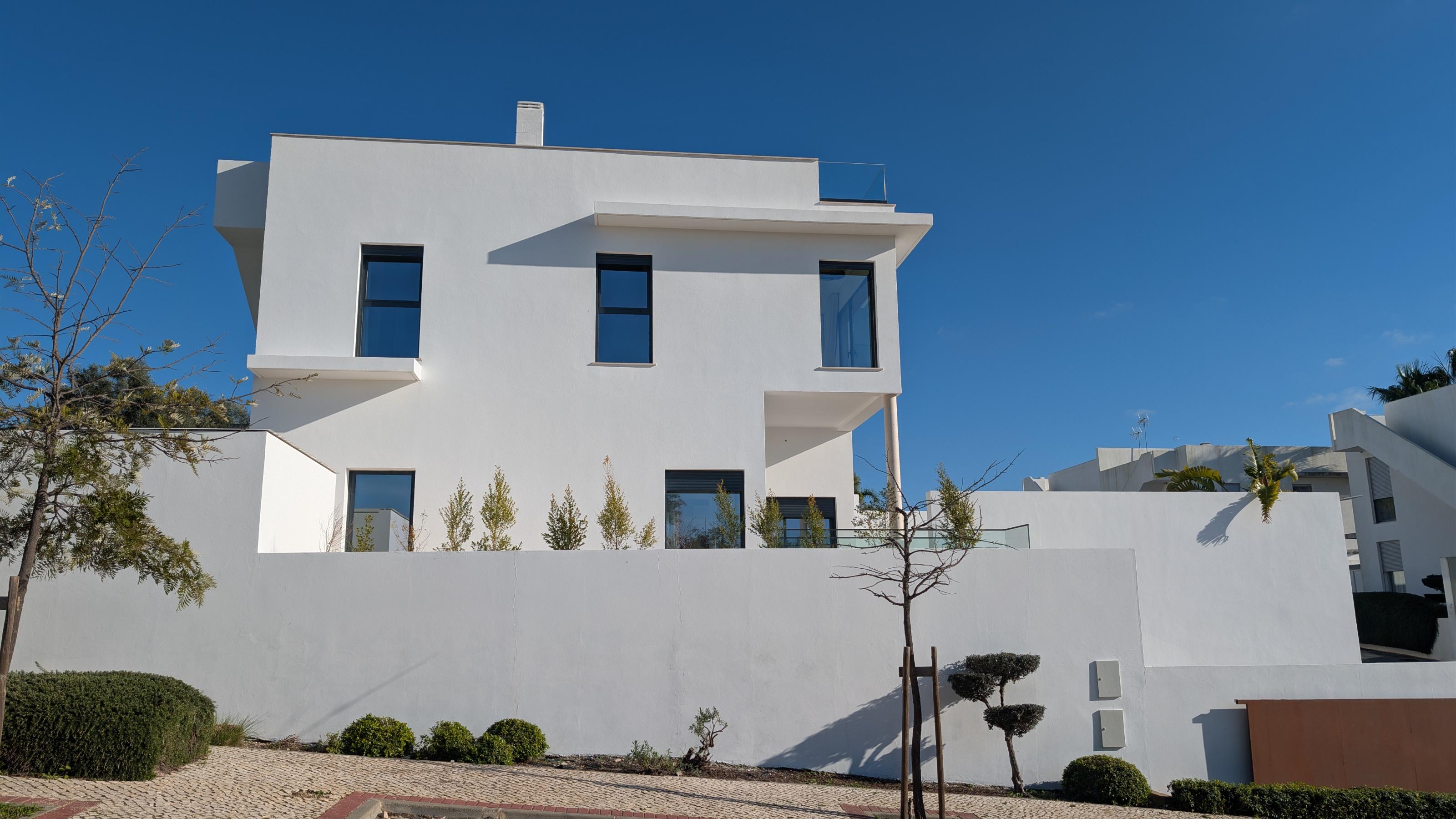 Brand new modern 3 bedroom villa right in the center of Santa Bárbara de Nexe with spectacular sea views