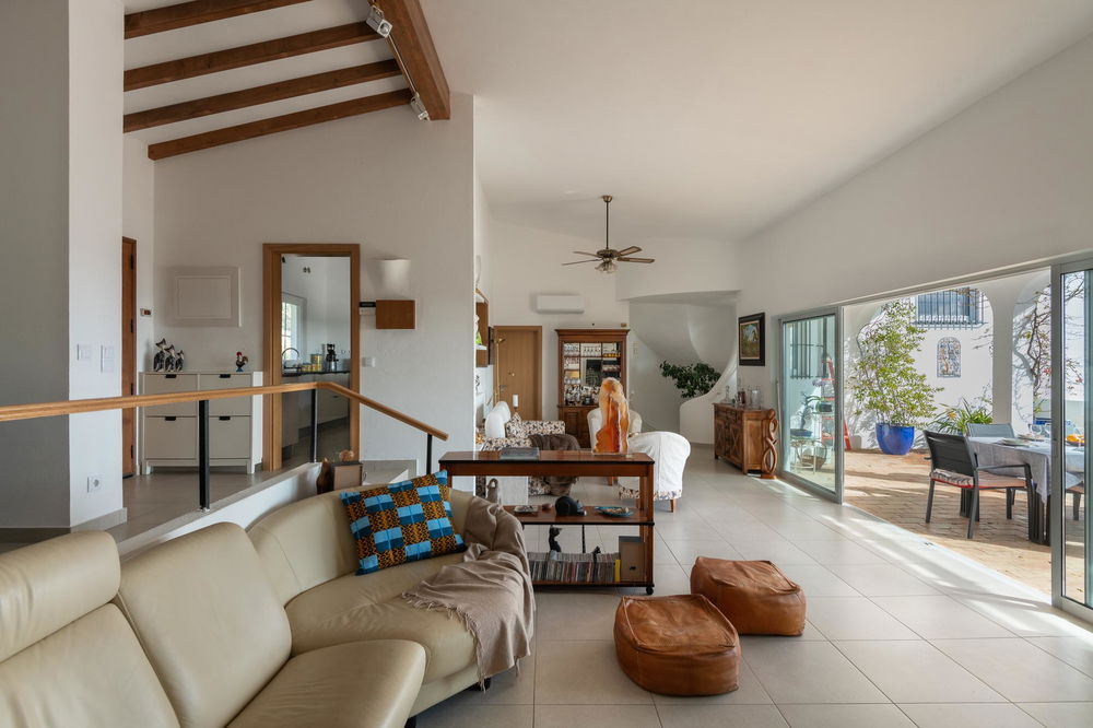 An Inviting Home with Harmonious Family Atmosphere and incredible sea view 351742516