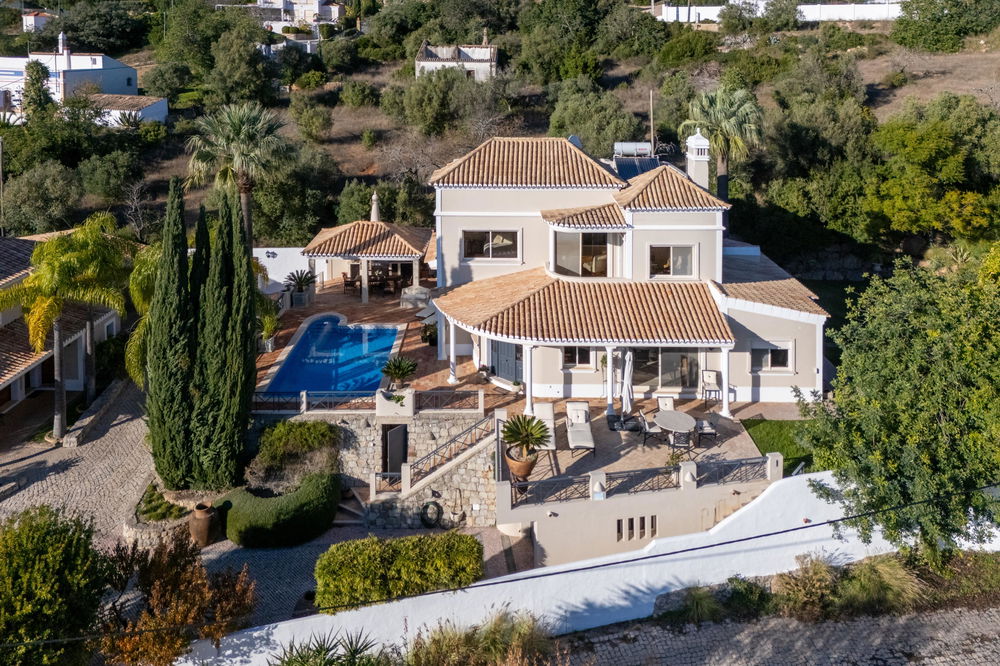 4 bedrooms en suite villa, an oasis of tranquility, offering not only the breathtaking sea views but also a home with charm in Santa Barbara de Nexe. 1170554702