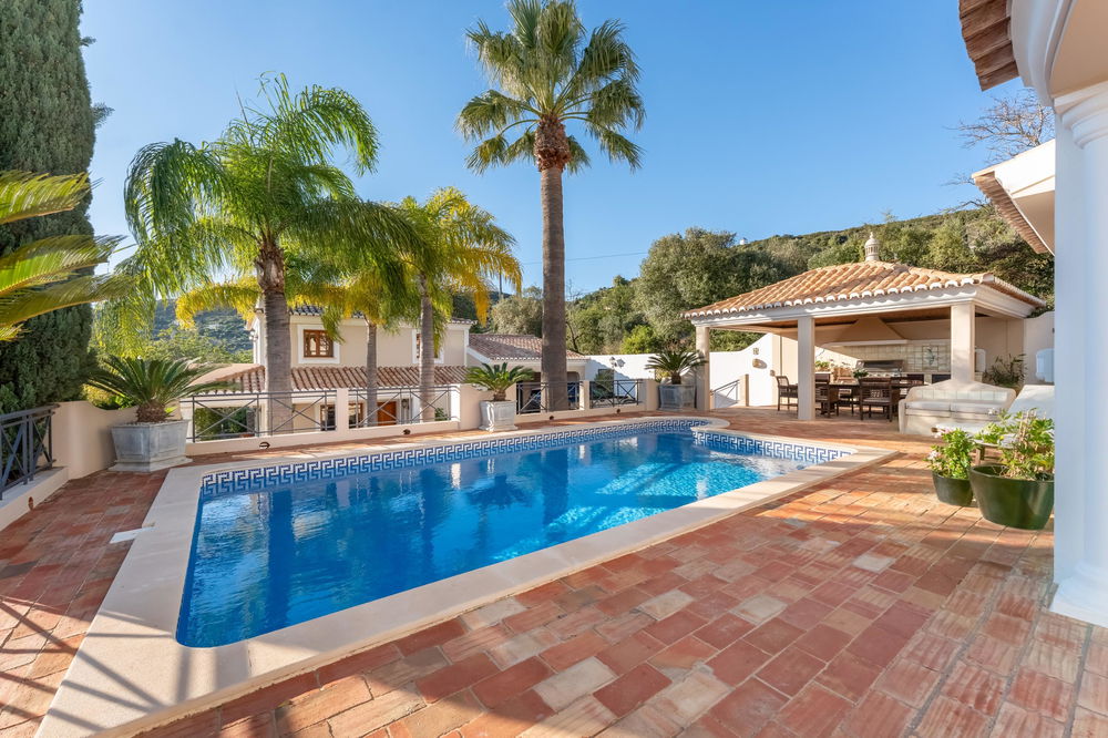 4 bedrooms en suite villa, an oasis of tranquility, offering not only the breathtaking sea views but also a home with charm in Santa Barbara de Nexe. 1170554702